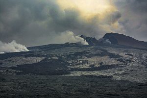 プウオーオー噴火口。活動のピークは過ぎたと言われるが予断を許さない