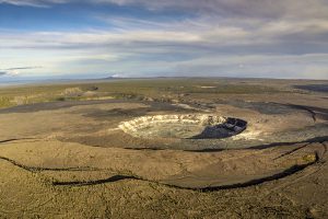 キラウエア・カルデラ。正面の陥没口はハレマウマウ・クレーター、彼方で噴煙を上げるのはプウオーオー噴火口