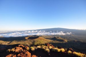 噴石丘から見た、夕暮れのマウナロアと噴石丘群