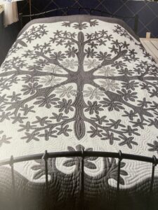 白地にグレーのヒナヒナのベッドカバー appliqued and quilted by Noriko Ogasawara