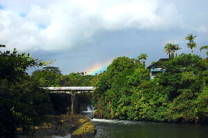虹がのぞいている、雨上がりのワイルク川