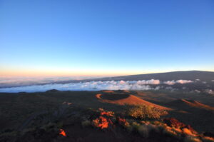 マウナケアから雲の流れを眺める。写真の左が東側