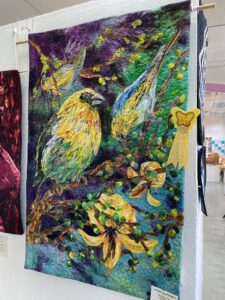 油絵の様な鳥のキルト　Rainforest Jewel  Quilted by Phyllis Cullen