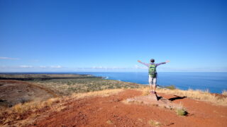 ハワイ島コナ近くの噴石丘にトレッキング。広大な風景を独り占め