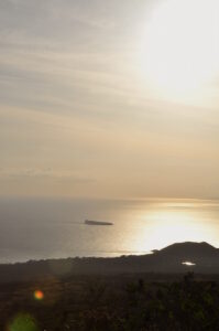ウルパラクア近くから見た夕方のモロキニ島。右端に見えるシルエットがプウ・オライ
