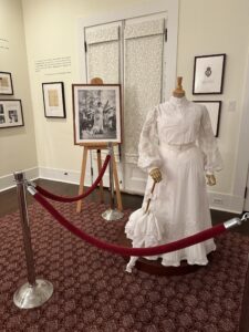 2階には女王の複製のドレスなども展示してあります