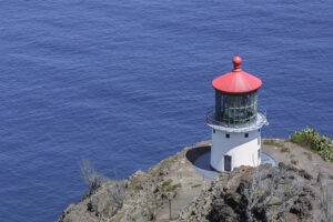 崖の上に建つマカプウ灯台