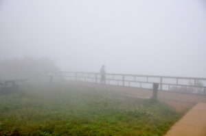 雲の中で絶景は見えない展望台