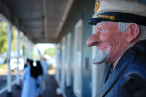 パイオニア・インの入り口に飾られていた、海を見ている船長さん