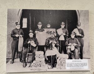 1917年、消防隊員が編み物のボランティアをしている様子
