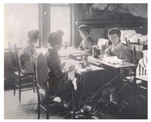 1918年の着物姿のボランティアの人たち