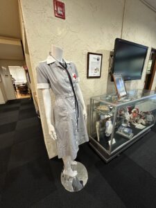 当時の制服などがたくさん陳列されています。