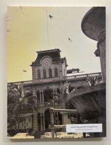 宮殿の上に旗が掲げられた時の写真