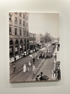 キャンペーンの時のキングス・ストリートを行進している写真