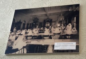 王座の間でのボランティアの働く姿