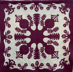 ロケラニローズのデザインも入ったカピオラニ王妃のベッドキルト Design by Anne's Hawaiian Quilt, Quilted by Yukiko Nakajima