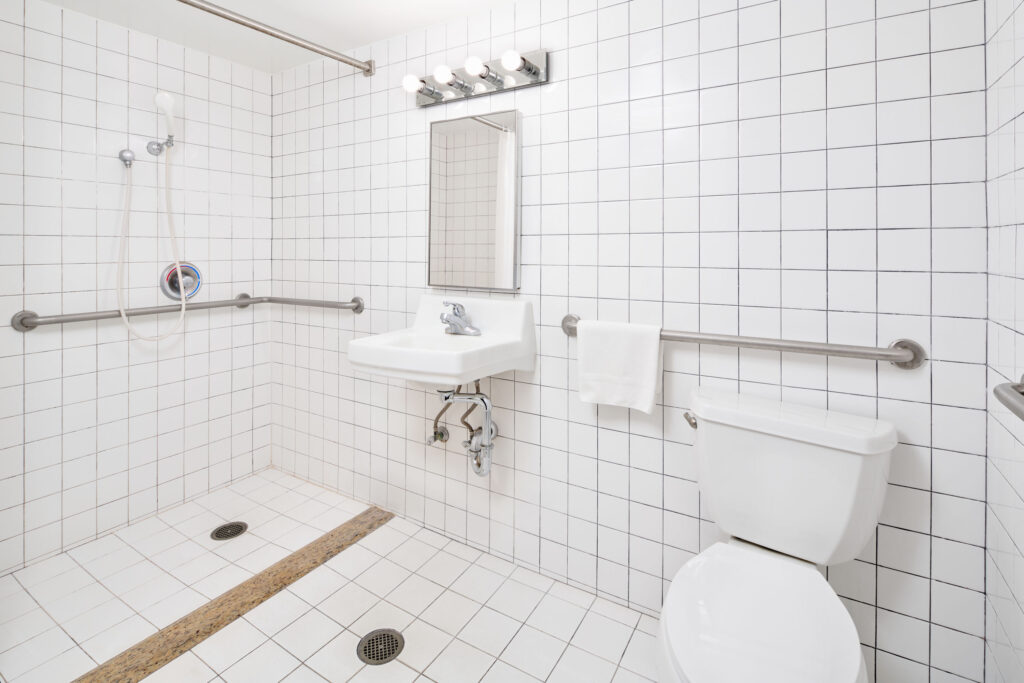 モデレート ロールインシャワー客室 バスルームの一例