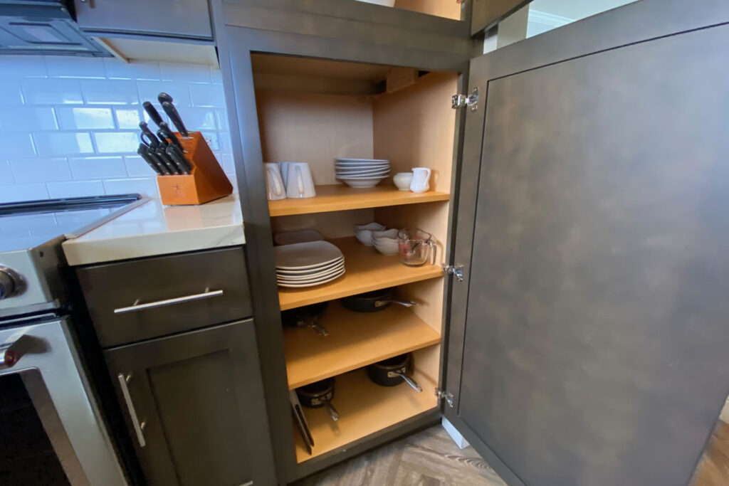 食器棚と包丁・ナイフ(客室の一例)
