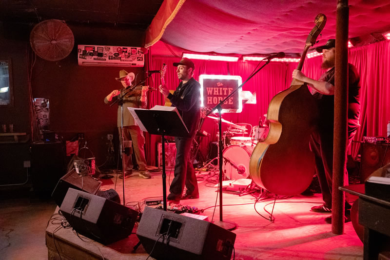 ライブハウス The White Horse。オースティンにはブルーグラス、カントリー&ウエスタンなどのライブが楽しめるライブハウスがたくさんあります