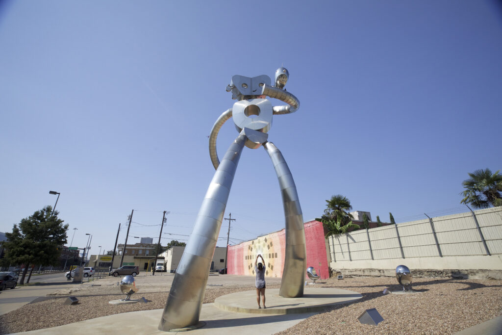 ディープエラムのTraveling man(旅する人)の彫刻