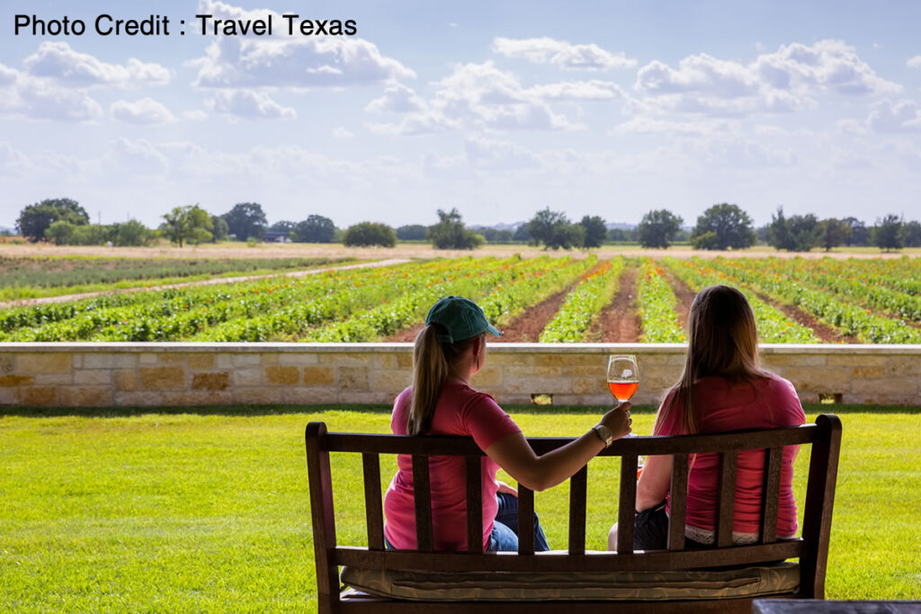 フレデリックスバーグには多くのワイナリーがあります。写真はベッカーヴィンヤード(Photo Credit:Travel Texas)