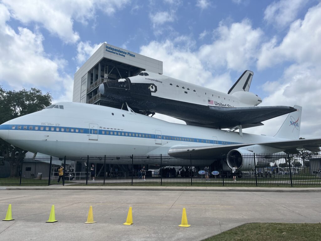 屋外にはスペースシャトルの輸送に使われたジャンボジェットも展示されている