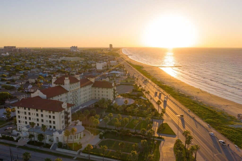 ガルベストンのメキシコ湾を望む美しいビーチ沿いに続くシーウォールブールバード
(Photo Credit:Travel Texas)