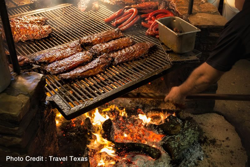 オースティン近郊の人気店The Salt Lick BBQ
(Photo Credit : Travel Texas)